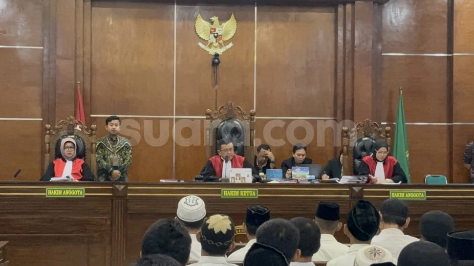 Pekik Syukur dan Tangis Haru Pecah di PN Jakut Usai Hakim Bacakan Vonis Pendemo Agustus
