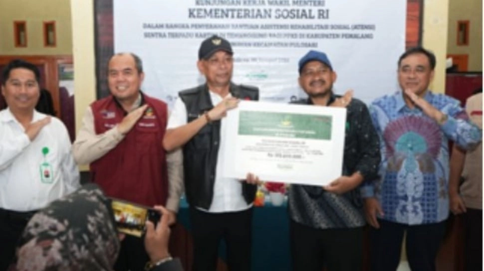 Wamensos Agus Jabo Salurkan Bantuan ATENSI di Desa Pilot Project Gambuhan Pemalang