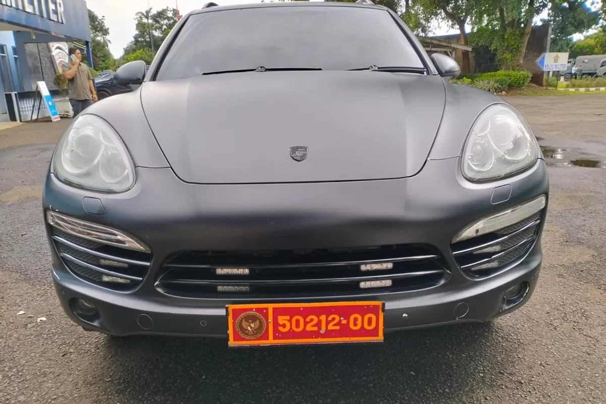 Mobil Mewah Porsche Cayenne Pakai Pelat Dinas, Kemhan Klarifikasi dan Pastikan Palsu