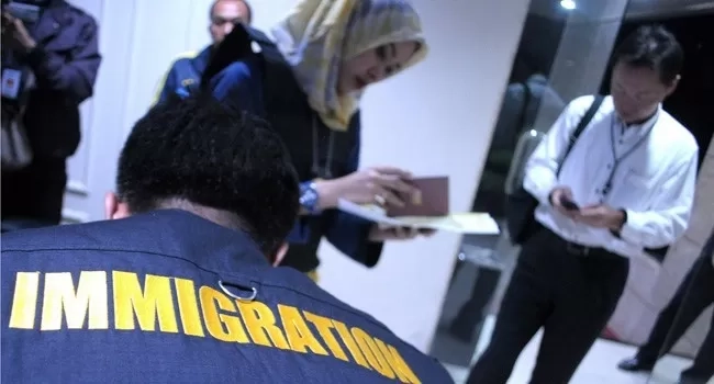 WN Singapura Diduga Langgar Izin Tinggal untuk Bekerja 10 Tahun, Pengamat Dorong Adanya Tindakan Tegas
