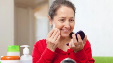 5 Bedak Padat Viva untuk Menutup Noda Hitam Wajah, Cocok untuk Usia 33 Tahun