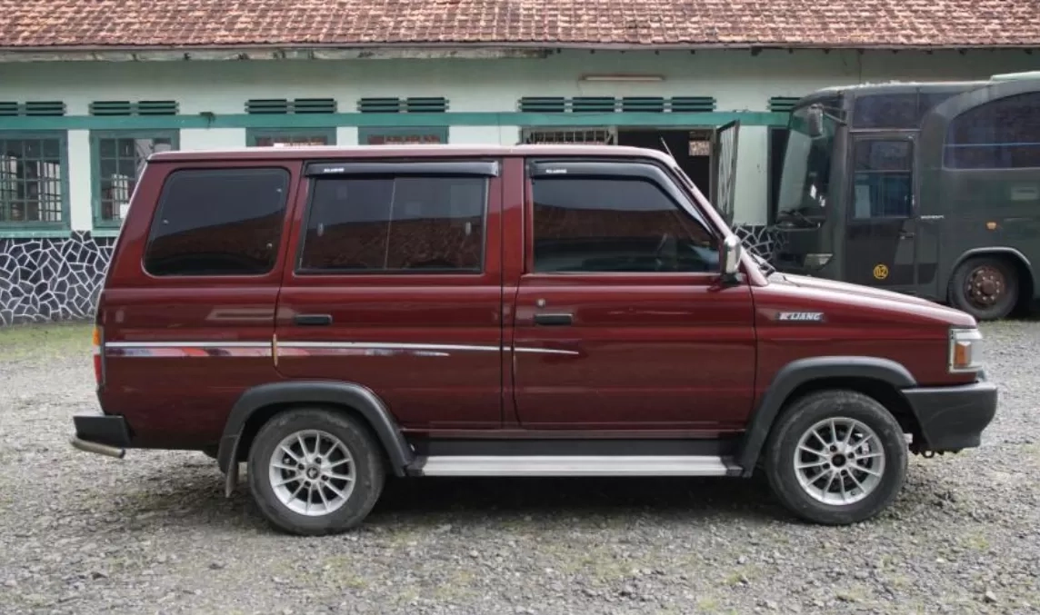 5 Perbandingan Keunggulan dan Kekurangan Duo MPV Legendaris:  Toyota Kijang vs Isuzu Panther