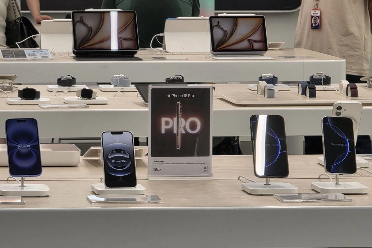 10 HP Terlaris Dunia 2025, Isinya Cuma Dua Merek Ini