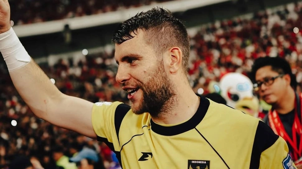 Ajax Amsterdam Segera Resmikan Maarten Paes, Dean James Batal Direkrut