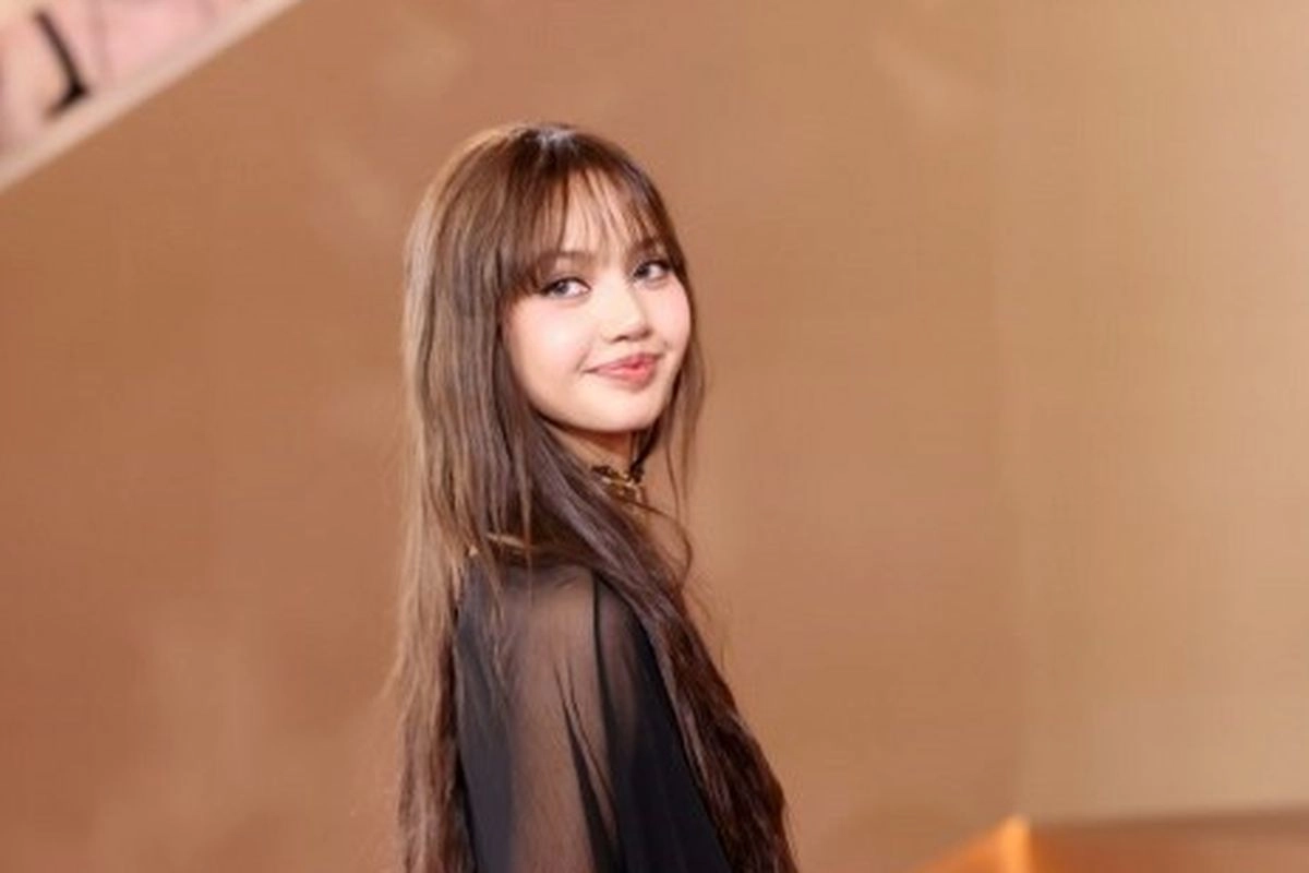 Lisa BLACKPINK Tampil Anggun dalam Balmain Couture, Angkat Warisan Ratu Sirikit