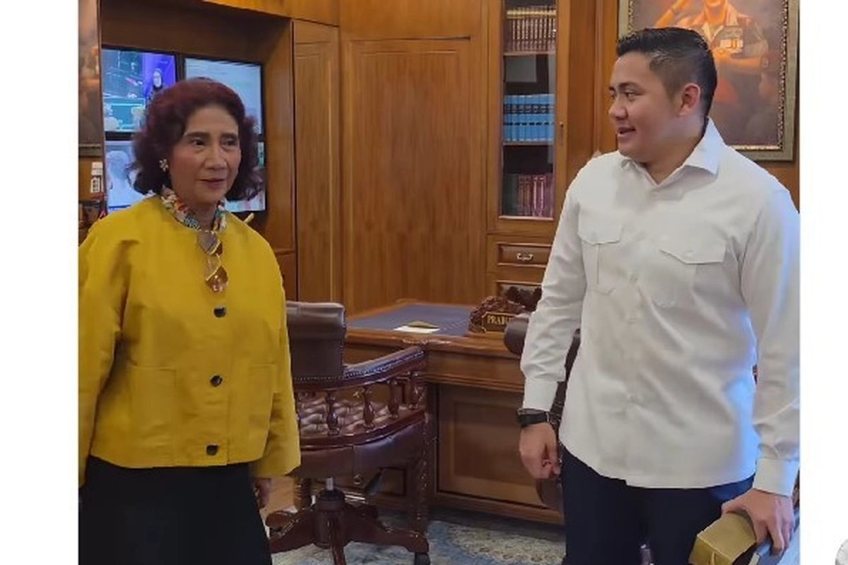 Momen Hangat Susi Pudjiastuti dan Teddy Indra Wijaya di Kantor Setkab