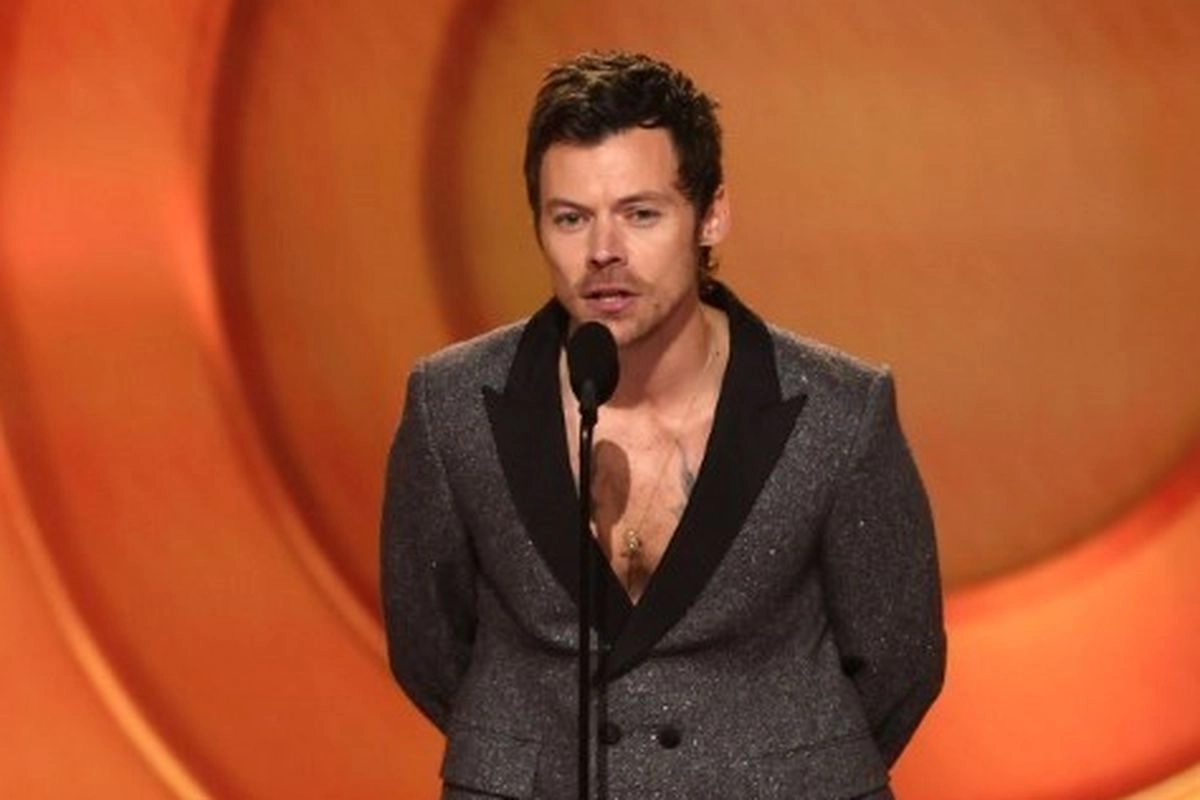 Harry Styles Tampil Retro dengan Dior Saat Jadi Presenter Grammy 2026