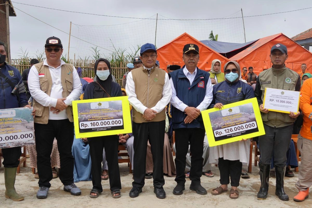Kemenag Salurkan Rp 596 Juta untuk Pemulihan Madrasah dan Guru Korban Longsor Cisarua