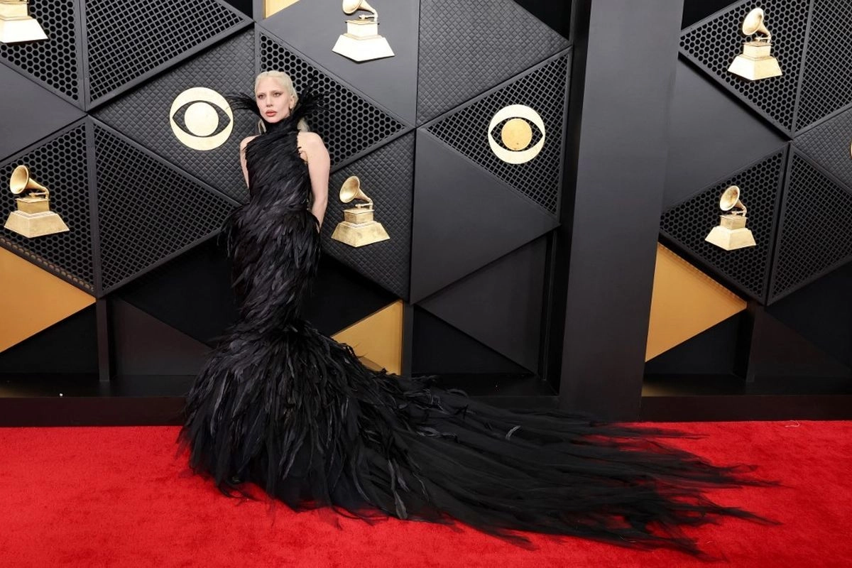 Lady Gaga Tampil Gotik dengan Gaun Bulu Hitam di Grammy Awards 2026