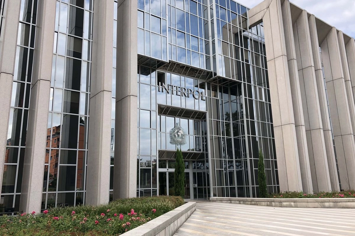 Mengapa Red Notice Riza Chalid Baru Terbit Januari 2026?