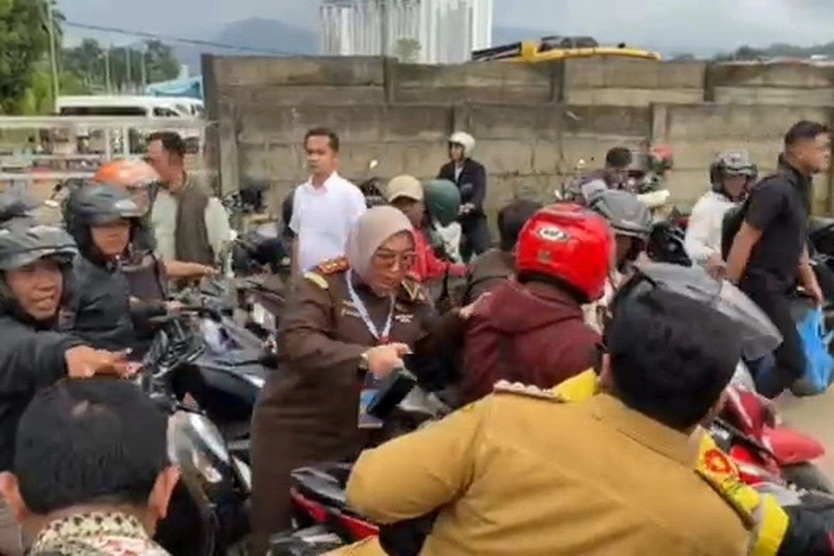 Usai Rakornas 2026, Sejumlah Kepala Daerah Pakai Jasa Ojek Tinggalkan SICC Sentul