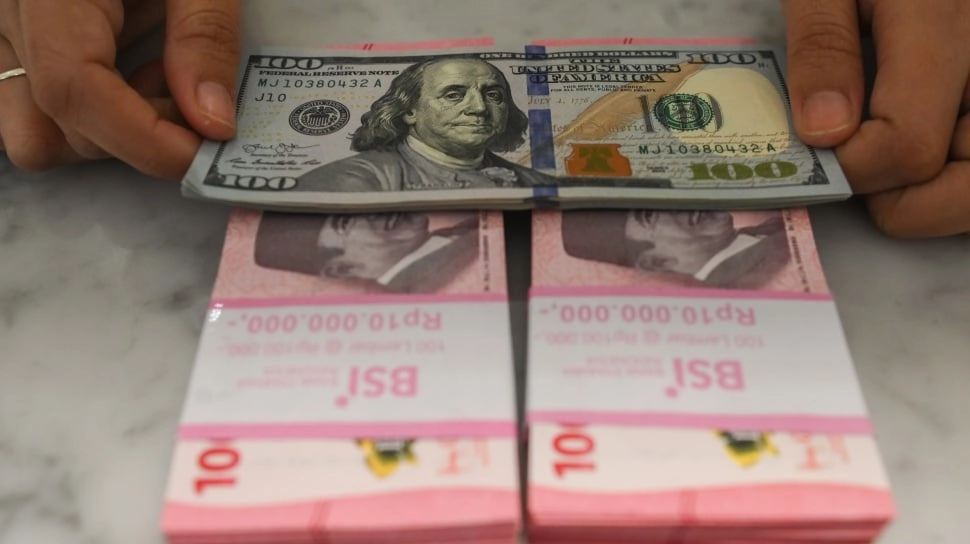 Berlawanan IHSG, Rupiah Justru Berjaya di Senin Pagi