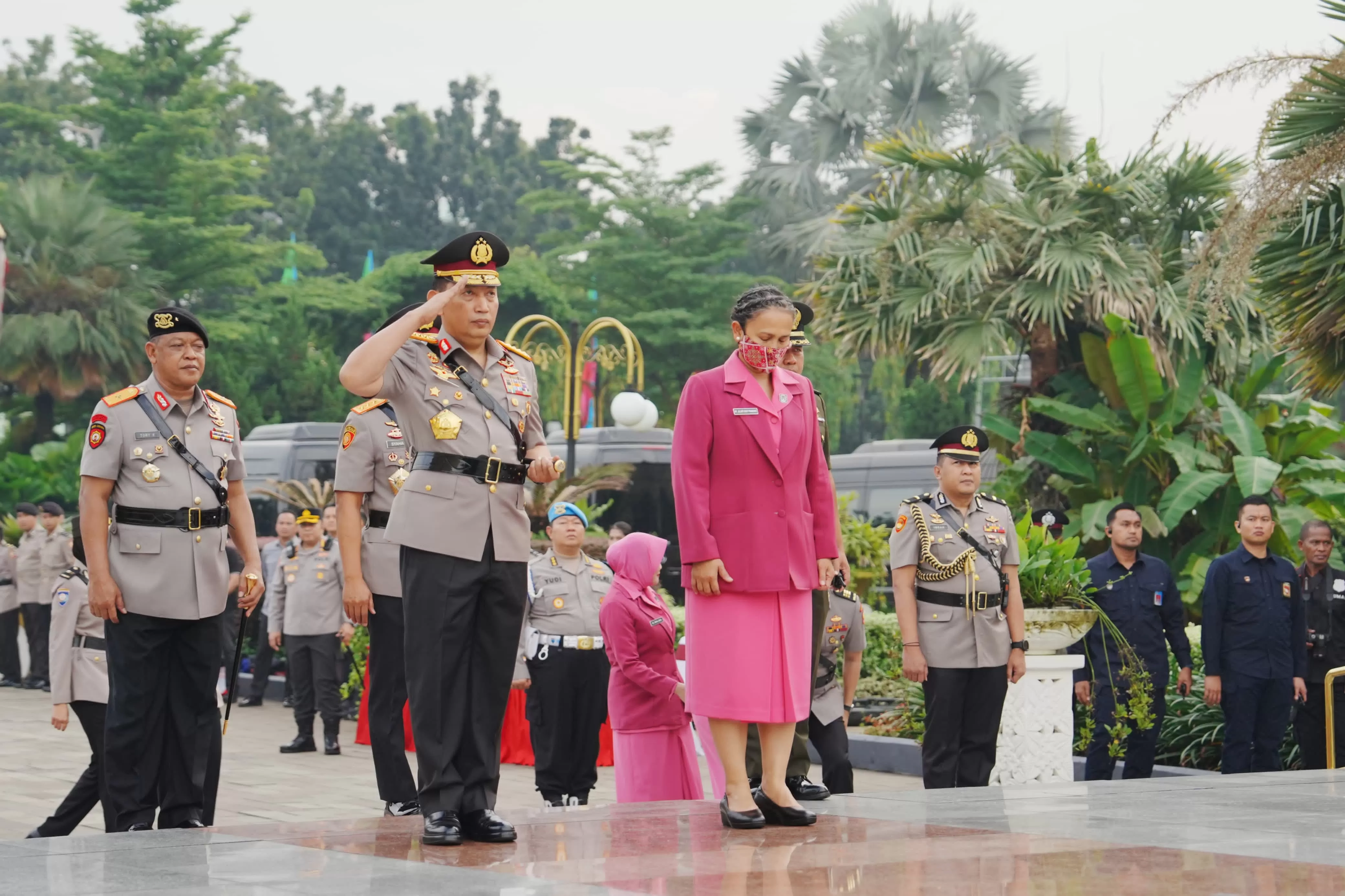 Istri Jenderal Hoegeng Wafat, Kapolri: Kami Turut Berduka, Beliau Pelita Keteladanan Kami