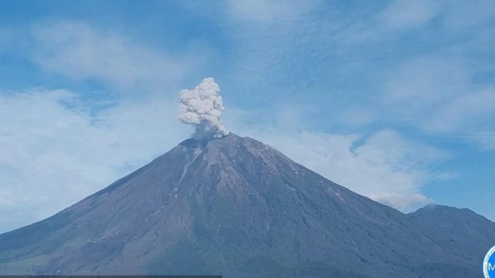 Semeru Erupsi Dini Hari, Kolom Abu Capai 700 Meter di Atas Puncak