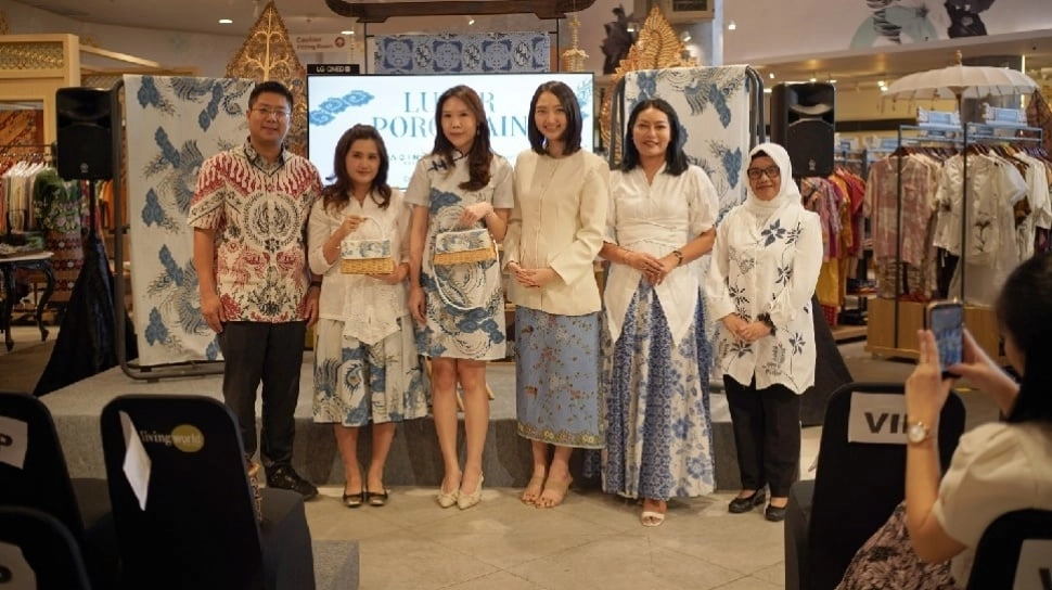 Spesial Imlek, Brand Fashion ini Sulap Porselen Klasik Tiongkok Jadi Batik Nusantara yang Memukau