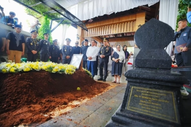 Antarkan Istri Jenderal Hoegeng ke Peristirahatan Terakhir, Kapolri: Beliau Banyak Menitipkan Pesan