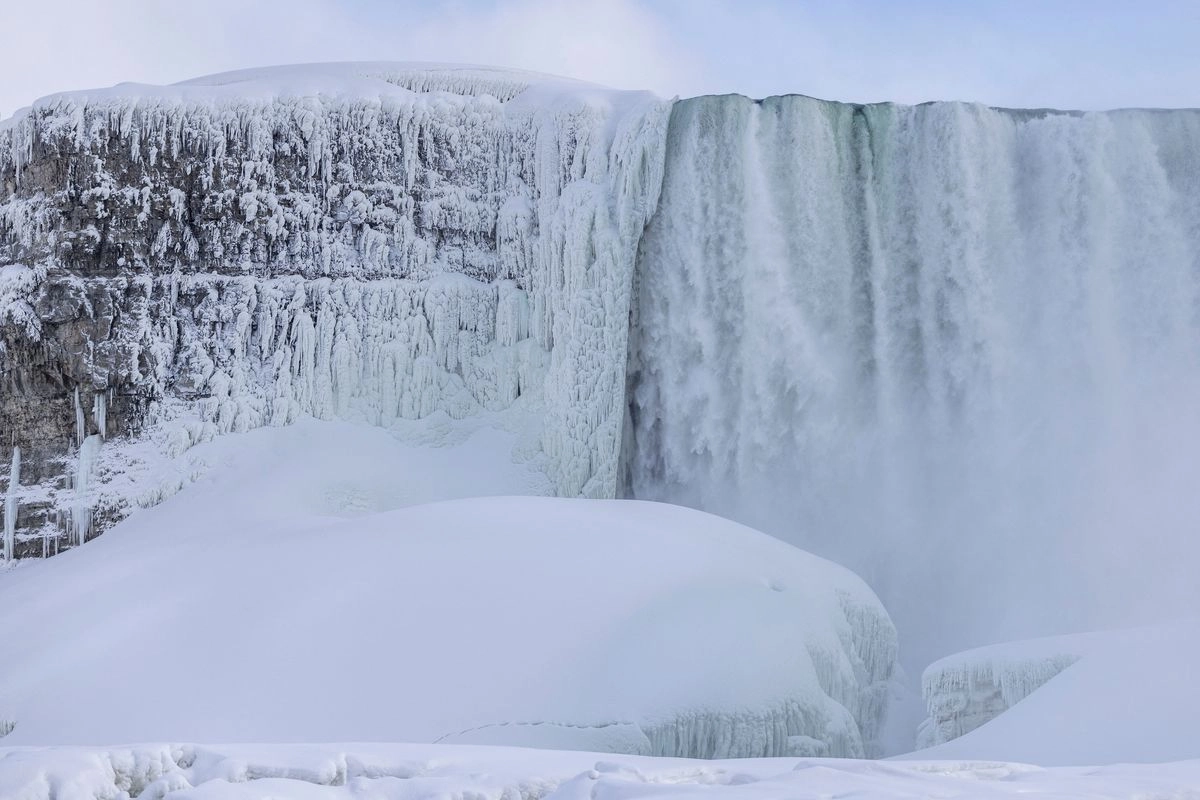 Air Terjun Niagara Membeku, Wisatawan Justru Berdatangan