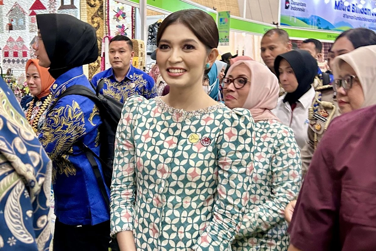 Gaya Elegan Selvi Ananda di Inacraft 2026 dalam Balutan Batik Kawung