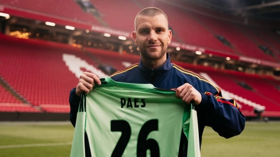 Maarten Paes Jadi Inspirasi, Kiper Muda Ajax Siap Belajar dari Seniornya