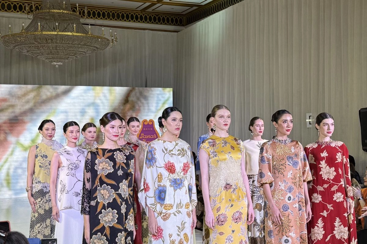 Pesona Taman Bunga dalam Koleksi Batik Danar Hadi Terbaru