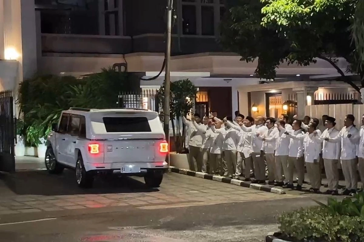 Prabowo Disambut Yel-yel Kader Saat Pulang ke Kertanegara Untuk Rayakan HUT Ke-18 Gerinda