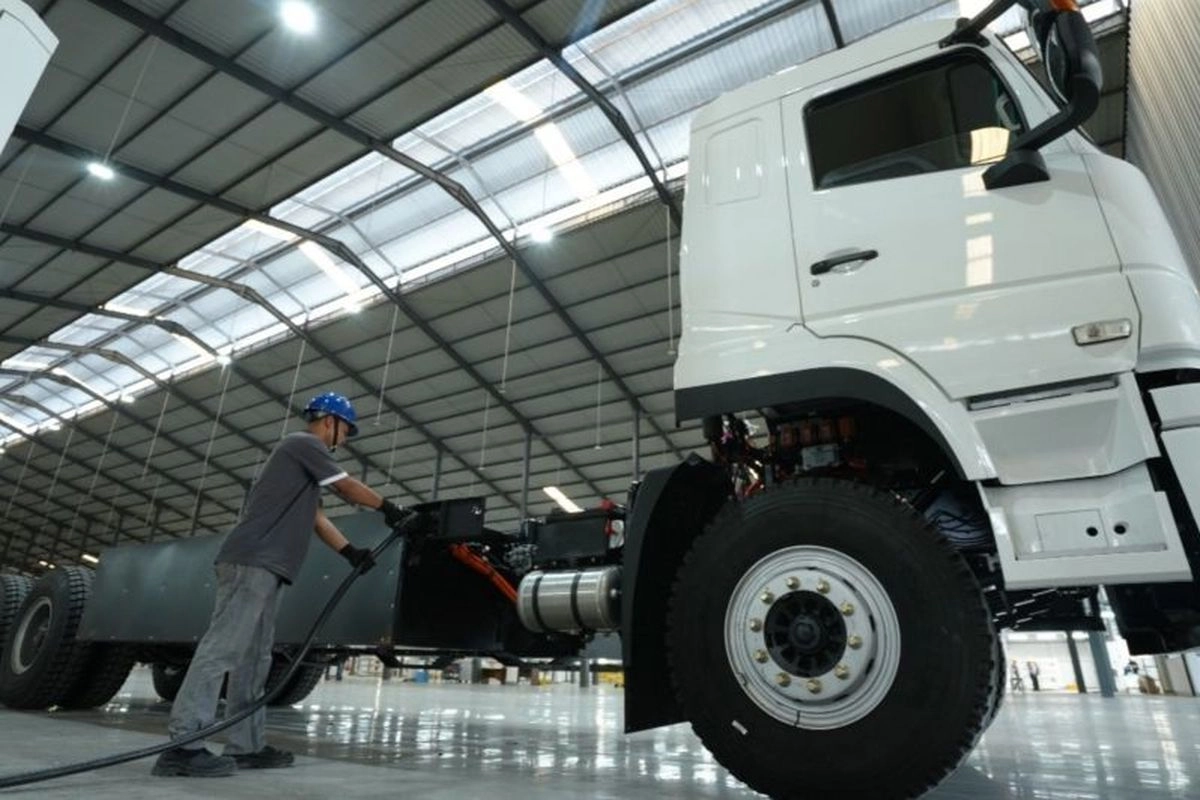 Serah Terima Kendaraan Listrik VKTR, Dorong Ekosistem WTE Jakarta