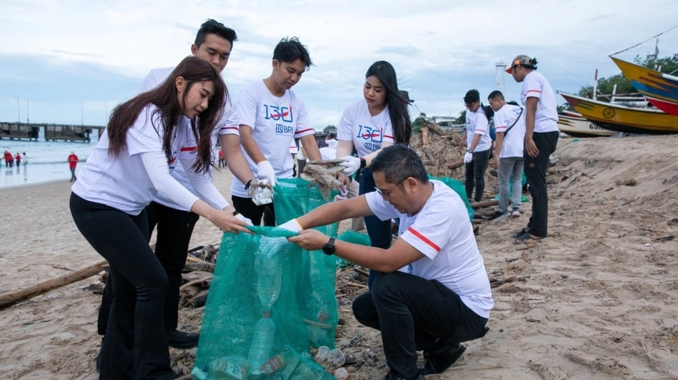 BRI Perkuat CSR Lewat Aksi Bersih-Bersih Pantai Dukung Gerakan Indonesia ASRI