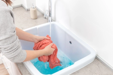 Tak Cukup Dicuci, Ini Cara Aman Membersihkan Baju Thrifting Menurut Dokter