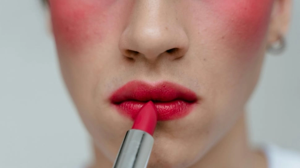 7 Lipstik 3in1 Praktis untuk Pewarna Bibir, Blush On, dan Eyeshadow