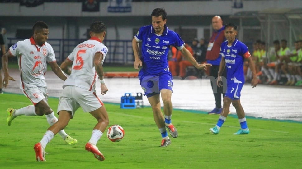 Kalahkan Malut United, Bojan Akui di Babak Pertama Persib Kesulitan