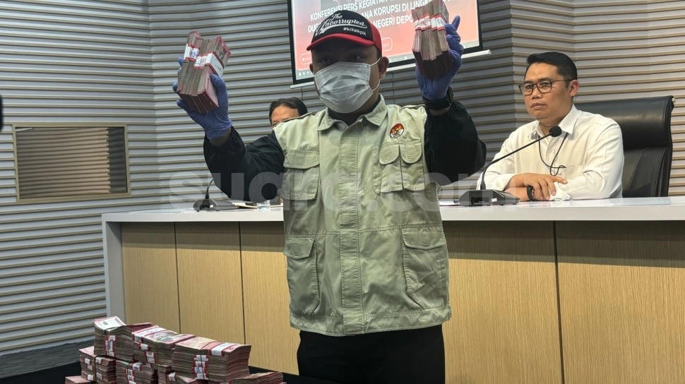 Penampakan Isi Tas Ransel Hitam Berisi Rp850 Juta, Bukti Suap Sengketa Lahan di PN Depok