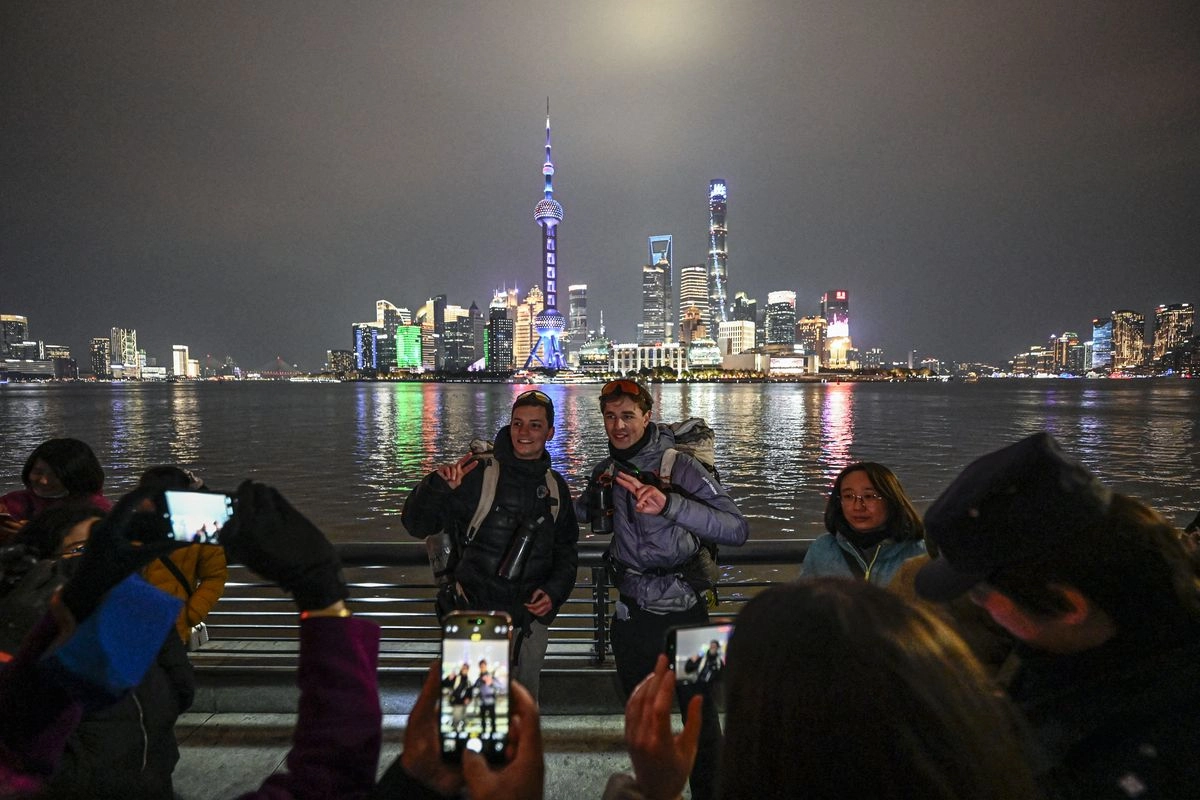 Jalan Kaki 1,5 Tahun, Warga Perancis Akhirnya Tiba di Shanghai