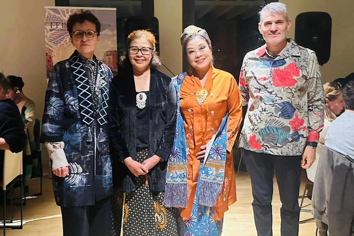 Kebaya Night Hangatkan Malam yang Dingin di Italia