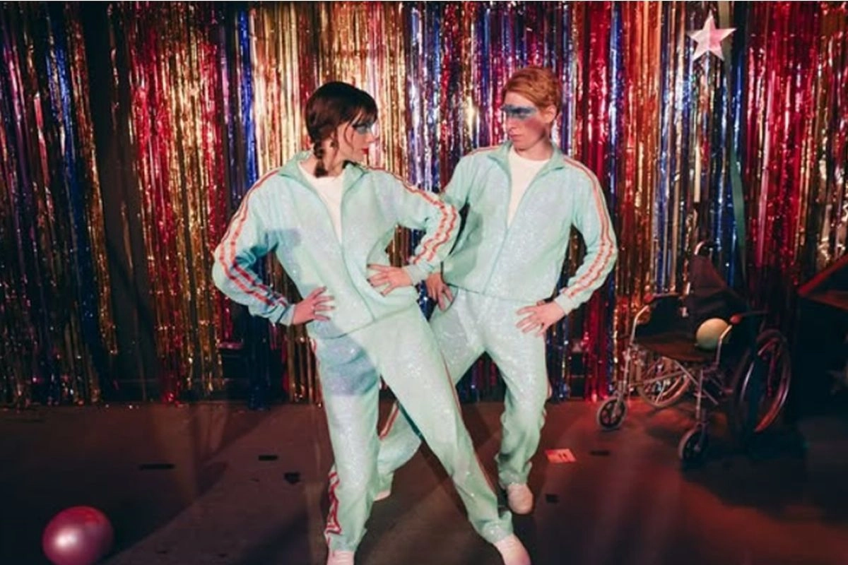 Taylor Swift Tampil Total dengan Fashion 90-an di Video Musik Opalite