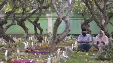 Apakah Boleh Menangis di Makam saat Ziarah? Ini Adab Sesuai Anjuran Rasulullah SAW