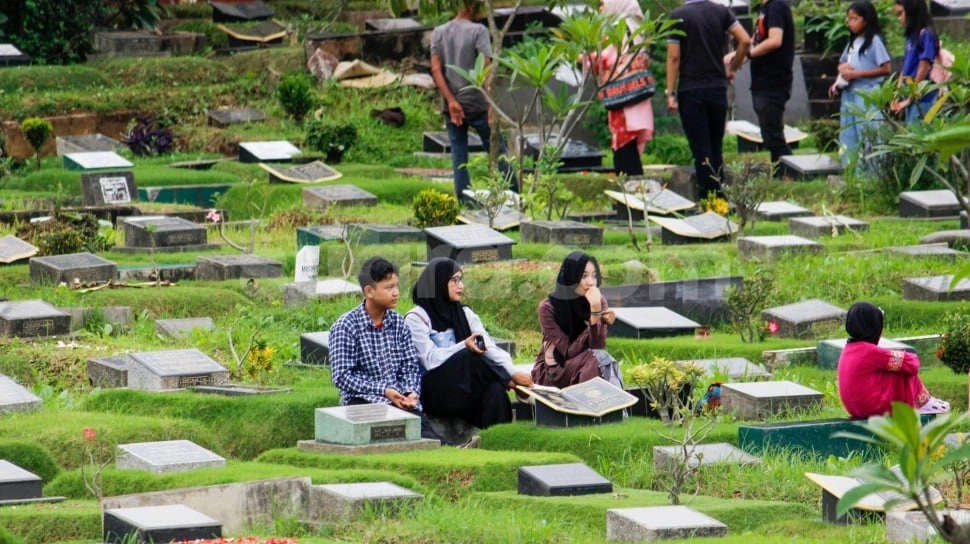 Bolehkah Wanita Haid Ziarah Kubur Sebelum Ramadhan? Perhatikan Adab Ini!