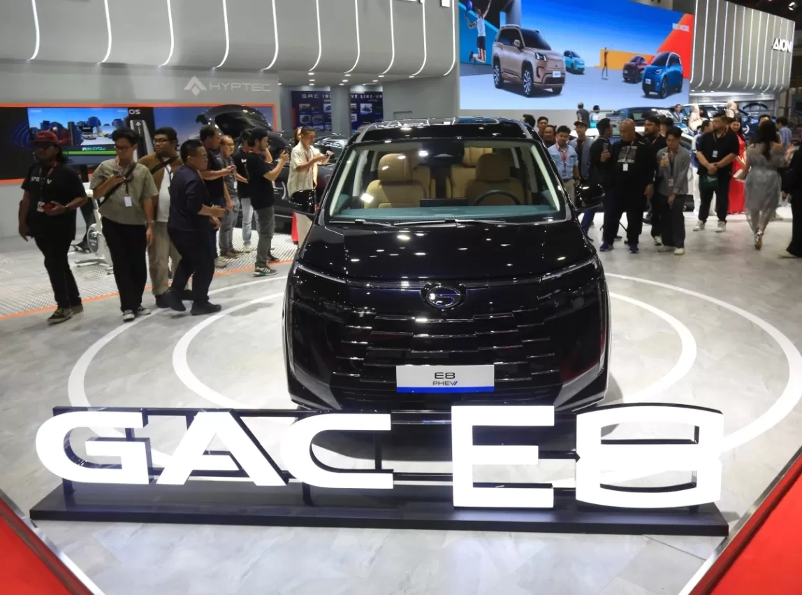 Simak sebelum SPK di IIMS 2026: Perbandingan Dua MPV Hybrid GAC E8 vs Toyota Innova Zenix