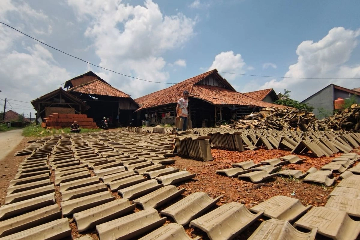 Gentengisasi: Ketika Atap Rumah Jadi Urusan Negara