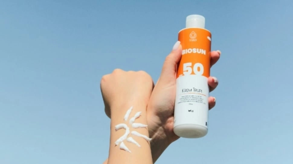 Bolehkah Memakai Bedak setelah Sunscreen? Ini Rekomendasi Tabir Surya yang Cepat Menyerap
