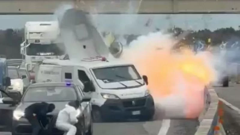 Aksi Bak Film Hollywood: Perampok Bersenjata Ledakkan Mobil Uang di Jalan Raya Italia Selatan
