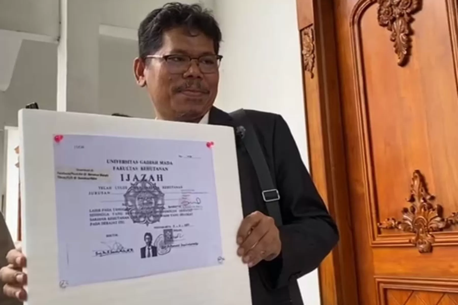 Begini Penampakan Salinan Ijazah Jokowi Terlegalisir Tanpa Sensor di KPU RI