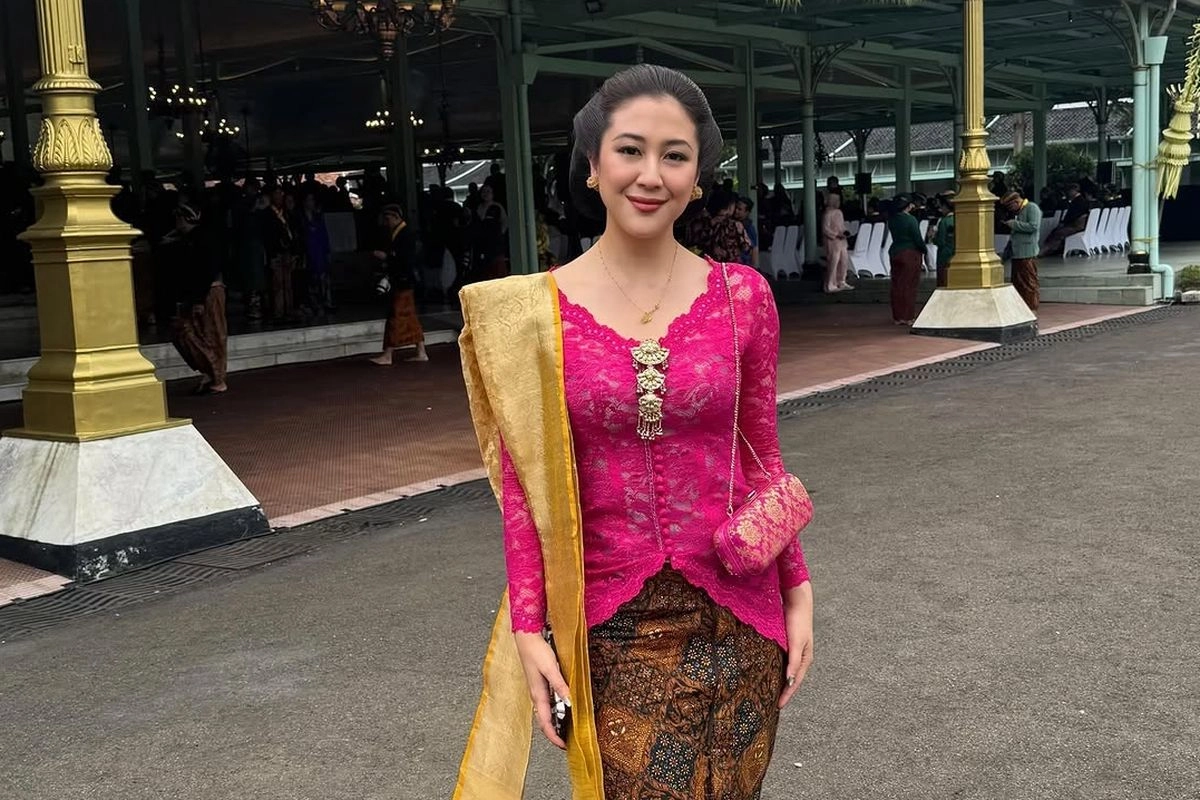 7 Gaya Sherina Munaf Hadiri Tingalan Jumenengan Mangkunegaran, Kebaya Fuchsia Curi Perhatian