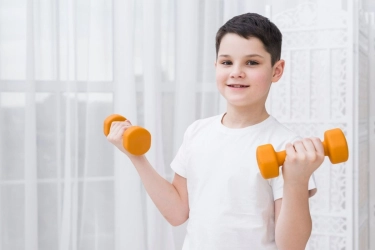 Dokter Tegaskan Latihan Angkat Beban Tak Membuat Anak Tumbuh Pendek