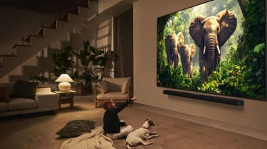 3 Rekomendasi Smart TV 100 Inch untuk Nonton Film Layaknya di Bioskop