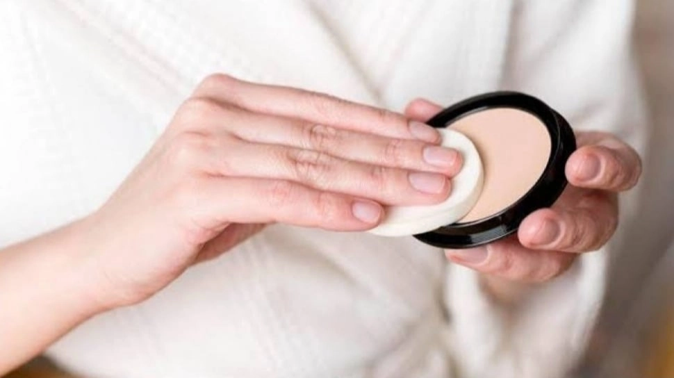 Bedak Apa yang Bisa Menghilangkan Flek Hitam? 5 Rekomendasi Bedak untuk Usia 40 Tahun ke Atas