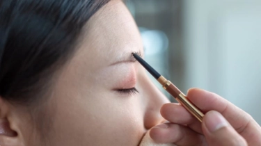 Cara Membuat Alis agar Terlihat Muda, Cek 4 Rekomendasi Pensil Alis Terbaik untuk Usia 45 Tahun