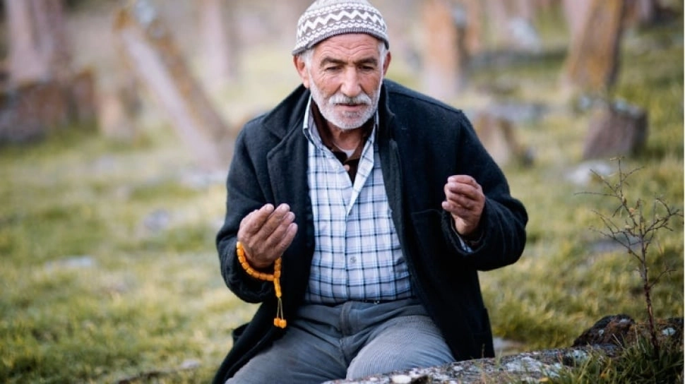 Panduan Bacaan Doa Ziarah Kubur Lengkap Beserta Arti Sesuai Urutan