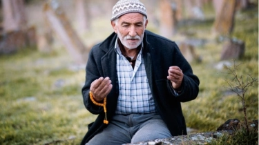 Panduan Bacaan Doa Ziarah Kubur Lengkap Beserta Arti Sesuai Urutan