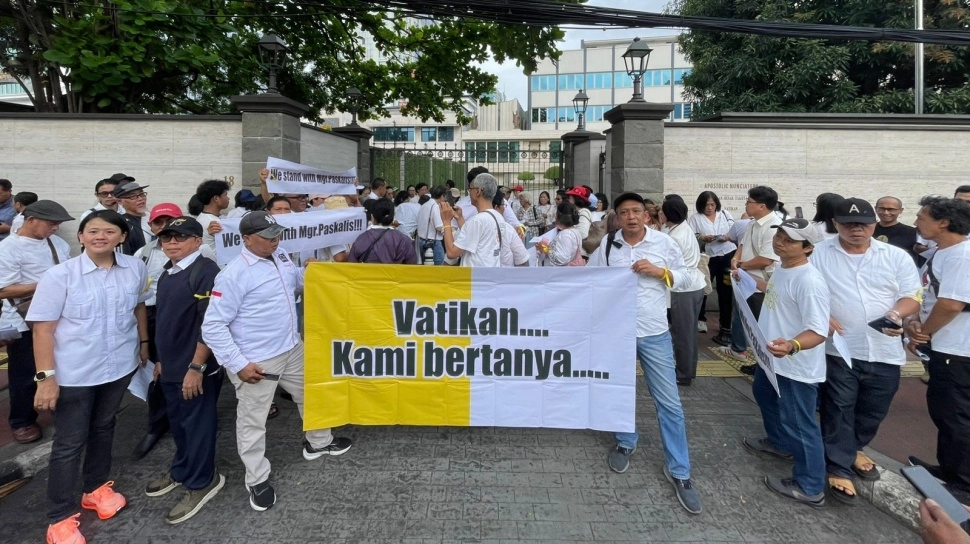 Prihatin atas Pengunduran Diri Uskup Bogor, Umat Katolik Gelar Aksi di Kedutaan Vatikan