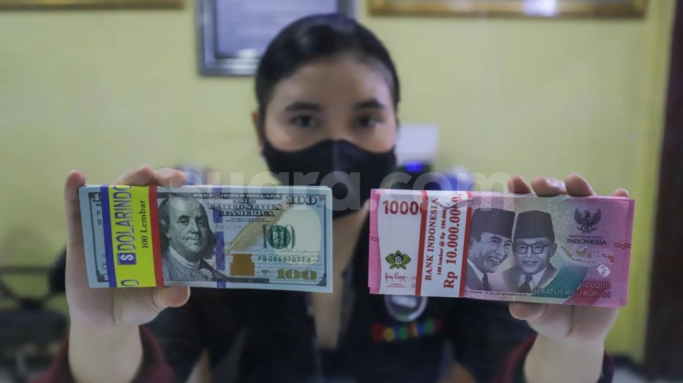 Rupiah Terperosok Jatuh ke Level Rp 16.811/USD